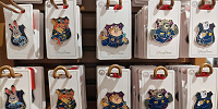 上海ディズニーズートピアグッズ：警官シルエットのピンバッジ| キャステル | CASTEL ディズニー情報