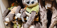 上海ディズニーズートピアグッズ：フラッシュのぬいぐるみリュックサック| キャステル | CASTEL ディズニー情報