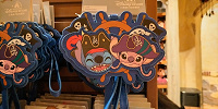 上海ディズニーカリブの海賊グッズ：海賊スティッチ＆エンジェルのパスケース| キャステル | CASTEL ディズニー情報