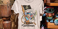 上海ディズニーカリブの海賊グッズ：海賊スティッチのTシャツ（グレー）| キャステル | CASTEL ディズニー情報
