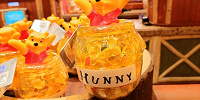上海ディズニーくまのプーさんグッズ：グミキャンディーとはちみつの入れ物| キャステル | CASTEL ディズニー情報
