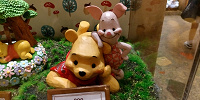 上海ディズニーくまのプーさんグッズ：プーさん＆ピグレットのフィギュア| キャステル | CASTEL ディズニー情報