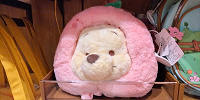 上海ディズニーくまのプーさんグッズ：プーさんのミニカバン（ピンク）| キャステル | CASTEL ディズニー情報