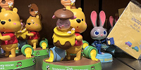 上海ディズニーくまのプーさんグッズ：プーさんとピグレットのフィギュアスタンド| キャステル | CASTEL ディズニー情報