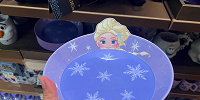 香港ディズニーアナ雪グッズ：エルサのプラスチック平皿| キャステル | CASTEL ディズニー情報