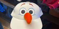 香港ディズニーアナ雪グッズ：オラフのにんじん付メッシュキャップ| キャステル | CASTEL ディズニー情報