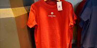 香港ディズニーマーベルグッズ：ザ・ファースト・アベンジャーのTシャツ（赤）| キャステル | CASTEL ディズニー情報