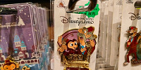 香港ディズニーミスティックマナーグッズ：看板付ヘンリー卿とアルバートのピンバッジ| キャステル | CASTEL ディズニー情報