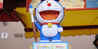 絵かきドラえもんのポップコーンバケツ（USJ×ドラえもんグッズ2025）| キャステル | CASTEL ディズニー情報