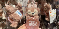 ぬいぐるみチャーム(ダッフィー20周年カラフルハピネスグッズ)| キャステル | CASTEL ディズニー情報