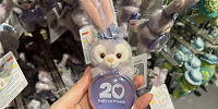 ぬいぐるみチャーム(ダッフィー20周年カラフルハピネスグッズ)| キャステル | CASTEL ディズニー情報