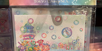 ポストカード&クリアホルダー(ダッフィー20周年カラフルハピネスグッズ)| キャステル | CASTEL ディズニー情報