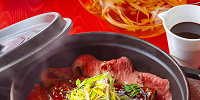 瞬間燻製した鰻の蒲焼きと和牛サーロインのココットご飯 トリュフ香るバニュルスソースと鹿児島のごぼう茶| キャステル | CASTEL ディズニー情報