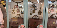 チャーム付きブレスレット&ポーチセット（USJ×スパイファミリーグッズ）| キャステル | CASTEL ディズニー情報