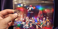 香港ディズニー20周年「ミッキー＆フレンズ・グランドセレブレーショングッズ」：ポストカード| キャステル | CASTEL ディズニー情報