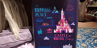 香港ディズニー20周年・スカイライングッズ：スーツケース| キャステル | CASTEL ディズニー情報