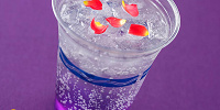 スパークリングカクテル（バイオレットリキュール＆ローズ）| キャステル | CASTEL ディズニー情報