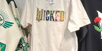 ウィキッドのカラフルなロゴのTシャツ| キャステル | CASTEL ディズニー情報