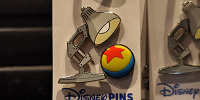 アナハイムディズニーのピンバッジ：ルクソーJr.＆ピクサーボール| キャステル | CASTEL ディズニー情報