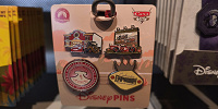 アナハイムディズニーのピンバッジ：カーズランドモチーフ4個セット| キャステル | CASTEL ディズニー情報