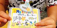 ディズニー デビューシールはチケットホルダーに！| キャステル | CASTEL ディズニー情報