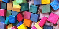 カラフルな積み木がたくさん| キャステル | CASTEL ディズニー情報
