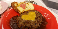 チーズハンバーグ　デミグラス＆ラズベリーソース| キャステル | CASTEL ディズニー情報