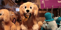 鍵をくわえた犬ぬいぐるみバッジ| キャステル | CASTEL ディズニー情報