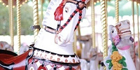 個性あふれる装飾を施された馬たちがみなさんを待っています。| キャステル | CASTEL ディズニー情報