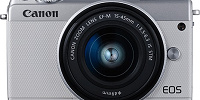 Canon EOS M10はコンパクトでおすすめ。 カラフルな着せ替えもできるので、グリーティングやパレードで目立つこと間違いなし。| キャステル | CASTEL ディズニー情報