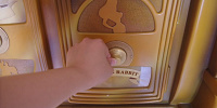 ボタンを回すとしゃべります！| キャステル | CASTEL ディズニー情報