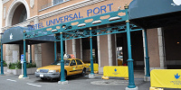ホテルユニバーサルポートのエントランスにフォトスポットのタクシー| キャステル | CASTEL ディズニー情報
