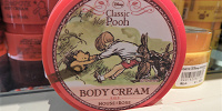 レトロなタッチがかわいい「プーさんのボディークリーム」| キャステル | CASTEL ディズニー情報