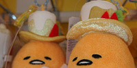 ぐでたま×USJ　帽子ぬいぐるみキーチェーン| キャステル | CASTEL ディズニー情報