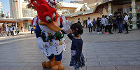 クリスマスバージョンのウッディ・ウッドペッカーとハイタッチ| キャステル | CASTEL ディズニー情報