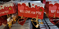 スヌーピー「BIG LOVE FOR YOU」イヤリング| キャステル | CASTEL ディズニー情報