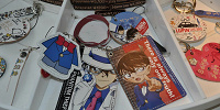 パスケース（手前）、キーホルダー（左）、ブレスレット（左上）、ネームタグ（右上）| キャステル | CASTEL ディズニー情報