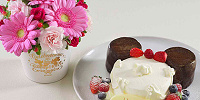 お祝いルームサービスのケーキとお花| キャステル | CASTEL ディズニー情報