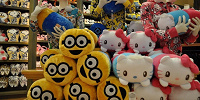 USJのユニバーサルスタジオストア店内（ミニオンとハローキティのぬいぐるみ）| キャステル | CASTEL ディズニー情報