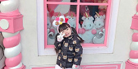 モッピーコーデでフラッフィのお店の前でポーズ！ピンクつながりでキュート♡ | キャステル | CASTEL ディズニー情報