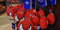 スパイダーマンのブルブルマスコットキーチェーン| キャステル | CASTEL ディズニー情報