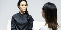 左側の女性が「オトナロイド」| キャステル | CASTEL ディズニー情報