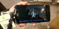 音声ガイドをしてくれるスマートフォン| キャステル | CASTEL ディズニー情報