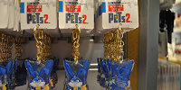 USJペット2グッズ：スノーボールのキーチェーン| キャステル | CASTEL ディズニー情報
