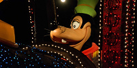 エレクトリカルパレード（TDL・夜） 設定：140mm SS1/100 F6.0 ISO2000| キャステル | CASTEL ディズニー情報