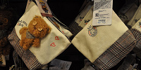 BOB's FAVORITE BEARシリーズのティムぬいぐるみ付きポーチ| キャステル | CASTEL ディズニー情報