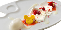 リコッタクリームのストロベリーソース、メレンゲとライムのセミフレッド添え| キャステル | CASTEL ディズニー情報