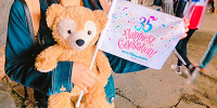 35周年のフラッグとダッフィー| キャステル | CASTEL ディズニー情報