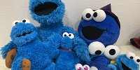クッキーモンスターのぬいぐるみたち| キャステル | CASTEL ディズニー情報