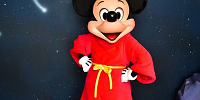 ミッキーと思い出の記念写真| キャステル | CASTEL ディズニー情報
